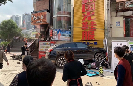 小車沖上太陽(yáng)廣場(chǎng)人行道，致一名行人受傷