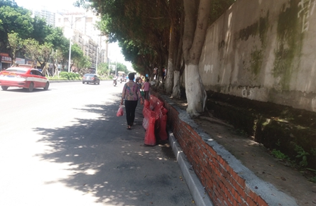 一堵圍墻阻擋居民回家的路？