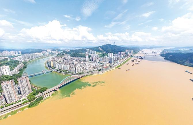 兩江交匯 現(xiàn)鴛鴦奇觀