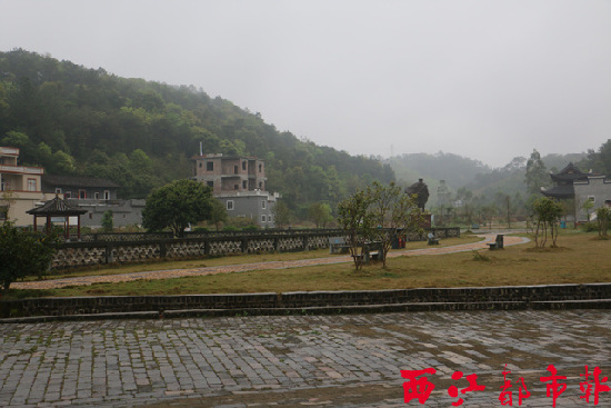 在生態鄉村建設中，大坡鎮料神村李濟深故居前的廣場呈現出嶄新面貌。 